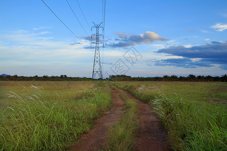 农村暮色中的高压电力站图片