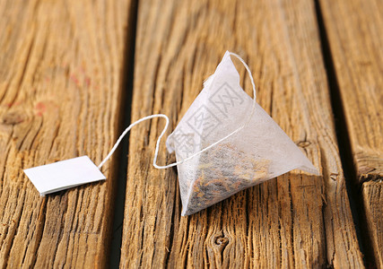 木头金字塔形茶包图片