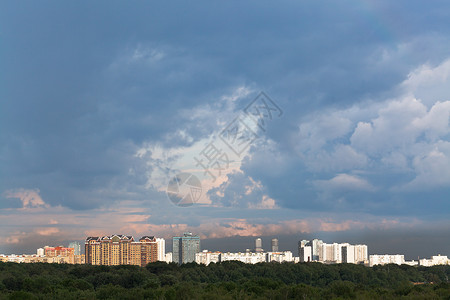 夏天傍晚在城市的日落天空图片