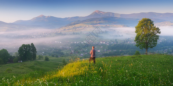 山村的清晨风景全年轻人在黎明时享受太阳第一线喀尔巴阡山脉图片