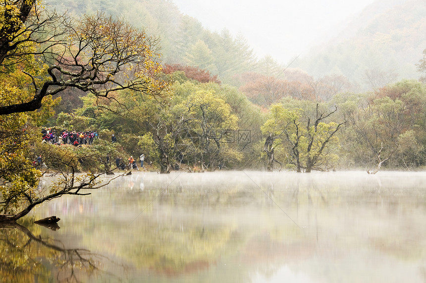 韩国美丽的十山寺湖秋景图片