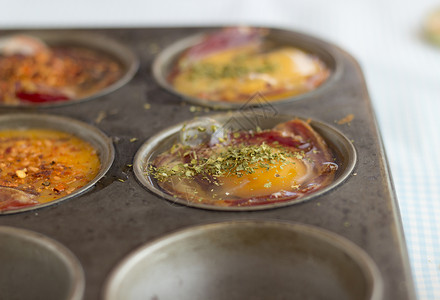 烤盘中的培根鸡蛋和香料特写图片