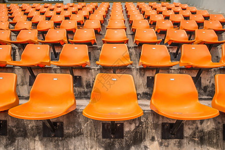 体育场橙色座位前图片