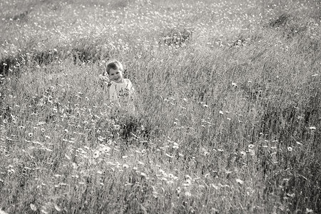 夏天在田野里玩耍的男孩黑白相间图片