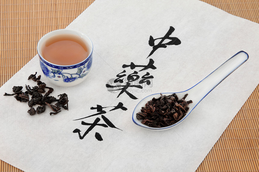 乌龙草与凉茶书法脚本和茶杯在宣纸和竹子背景山茶花翻译图片