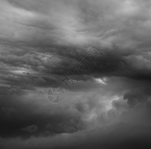 黑暗不祥的灰色风暴云戏剧天空图片
