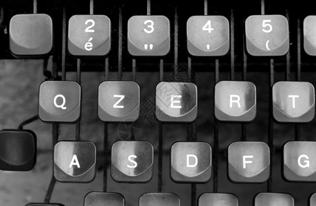 旧打字机的键盘细节图片