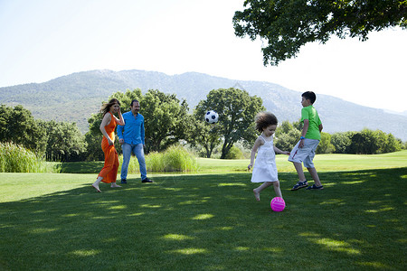 幸福的家庭在公园享受快乐在周末的一天图片