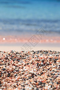 粉红色的沙滩和清澈的海水特写图片