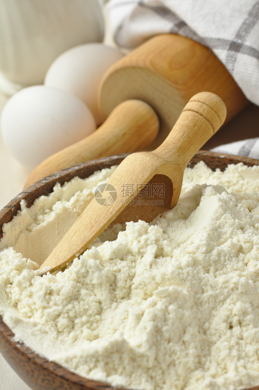 木碗中的面粉小米面粉马铃薯淀粉和Xanthan口香糖混在一起的自图片
