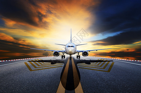 准备从机场跑道起飞的客机飞与美丽的黄图片