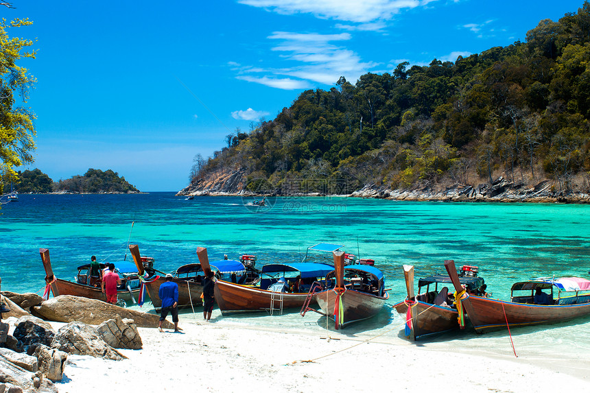 2014年3月15日渔民乘长尾船到泰国高利普美丽的海滩游览莱佩SATUNThailand2014年图片
