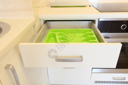 厨房抽屉里空的绿色塑料餐具盘图片