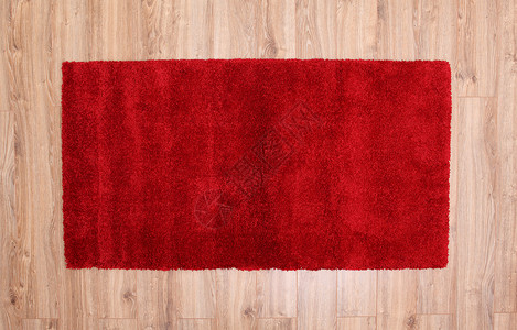 客厅镶木地板上的红地毯图片