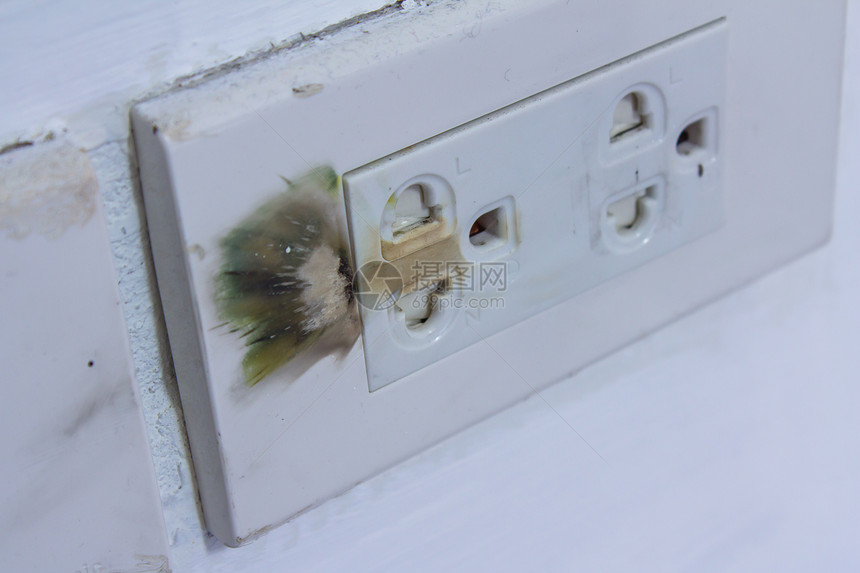 隔离的电源插座出现电气故障图片
