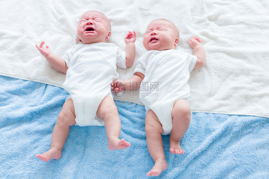 双胞胎宝哭图片
