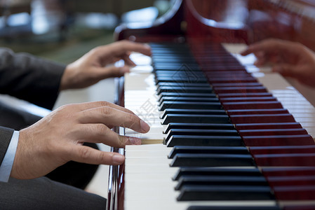 弹奏古典钢琴曲的钢琴家手背景图片