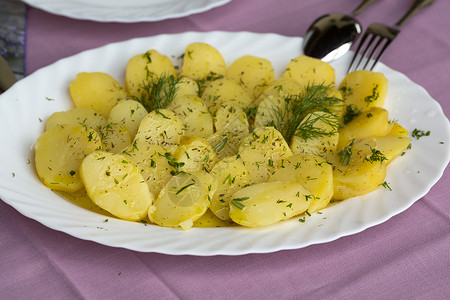 美味的煮土豆配莳萝和橄榄图片