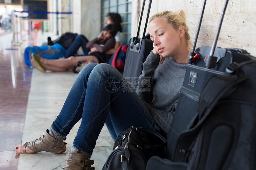 疲倦的女旅行者等待离开带着所有行李在车图片