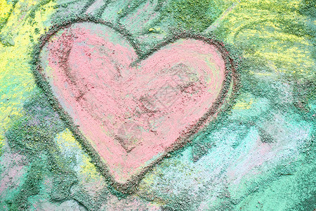 粉红的心脏形状画在儿童人行道粉笔上彩图片
