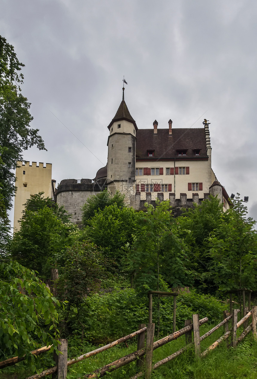 伦茨堡城是一座位于瑞士阿尔高州伦茨堡镇老城区上方的城堡它是瑞士最古老和最重图片