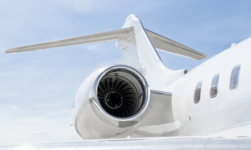 豪华私人喷气式飞机上带有尾部和分机翼的喷气发动机BombardierGlobalE图片