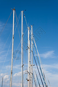 背景为蓝天的帆船桅杆图片