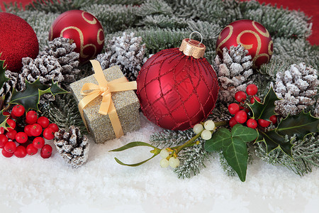红色的圣诞装饰品和金色的闪光盒图片