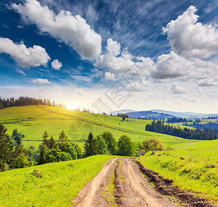 阳光灿烂的一天在山地风景中喀尔巴阡山脉图片