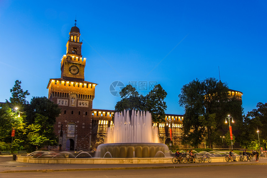 晚上在米兰的斯福萨城堡图片