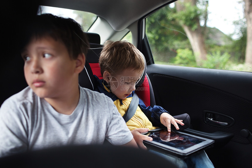 两个男孩开车旅行大男孩望着窗外小男图片