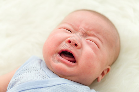 刚出生的婴儿哭图片