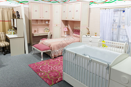 婴儿卧室采用柔和的白色和粉红色广角图片