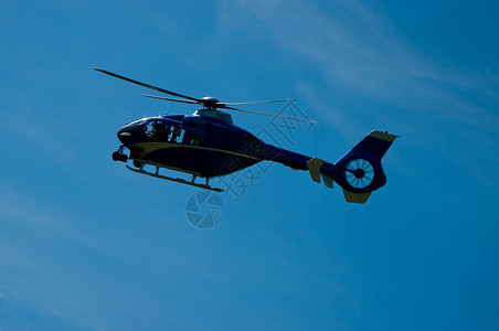 飞行的蓝天色直升机背景图片