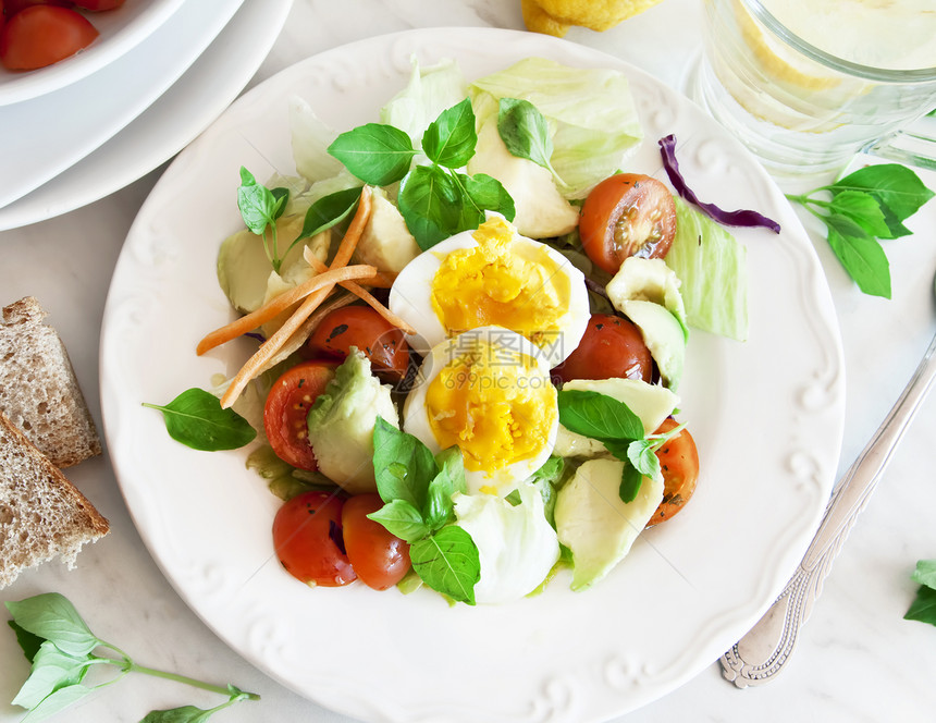 健康蔬菜沙律与煮鸡蛋和图片