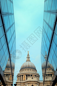 圣保罗大教堂和伦敦白天的倒影图片
