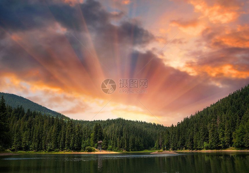 锡尼韦尔湖日落喀尔巴阡山火湖图片