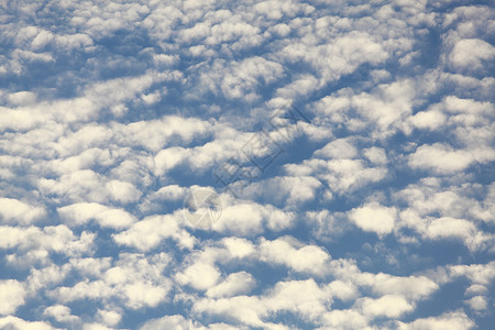 蓝天与一些白色的卷云图片