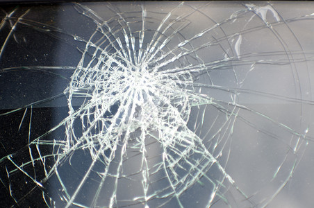 事故汽车的碎玻璃图片