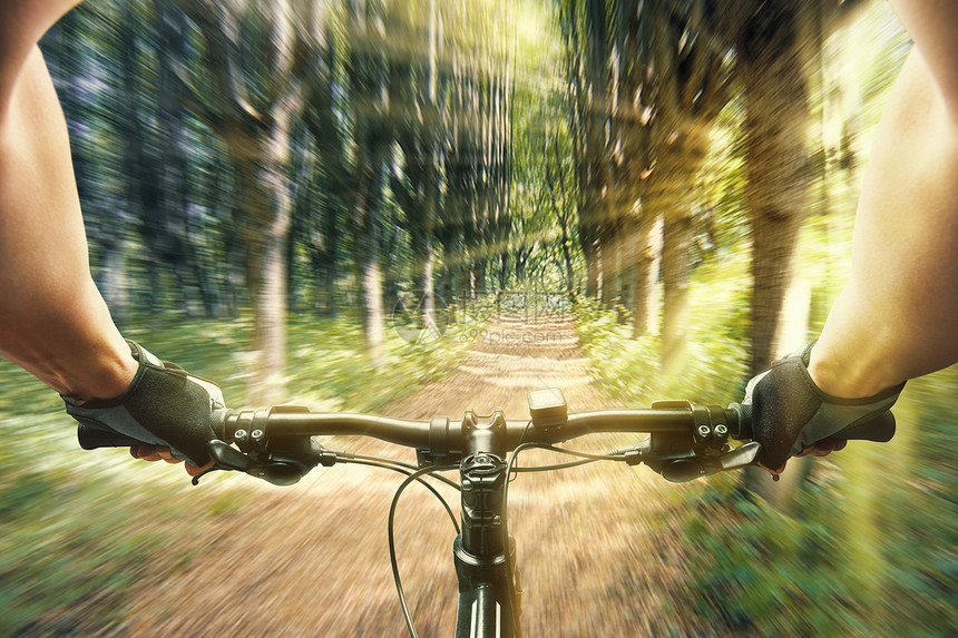 男人早上骑自行车在森图片