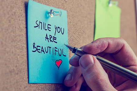 浪漫的男朋友写着笑容你是一个美丽的信息在蓝色的纸上带有古老风图片