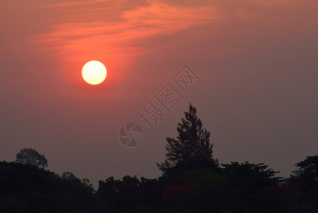 天空上的大太阳图片