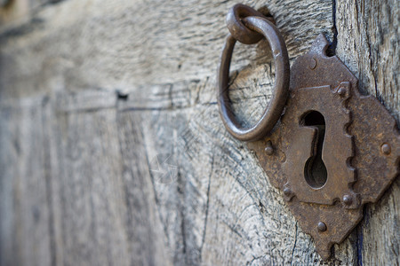 老式门环和铁锁木门的特写图片