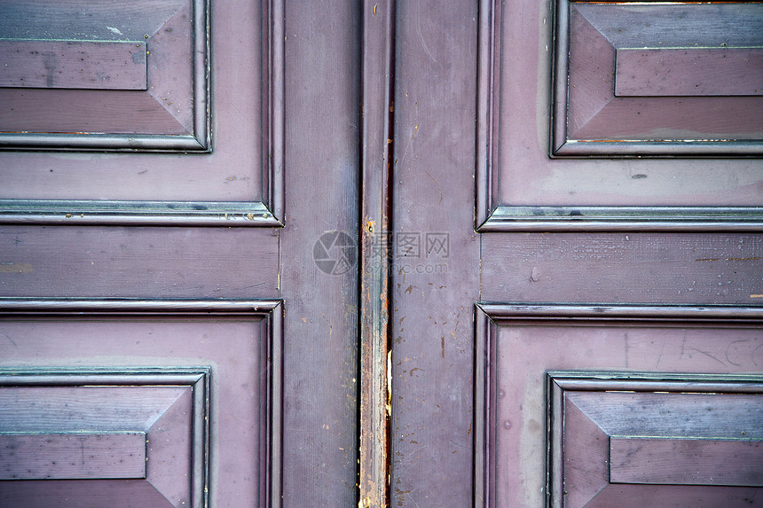 一扇门的棕褐色黄铜夹在门上闭着的木头结巴意式图片