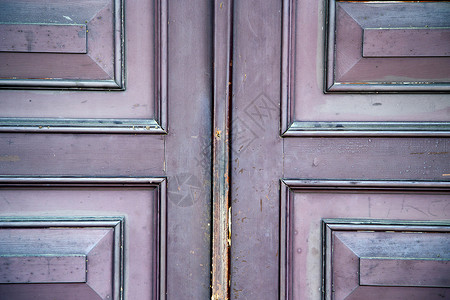 浓浓棕意一扇门的棕褐色黄铜夹在门上闭着的木头结巴意式背景