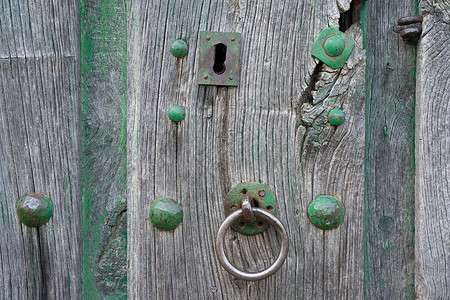 老式锁和门环绿色木门的特写图片