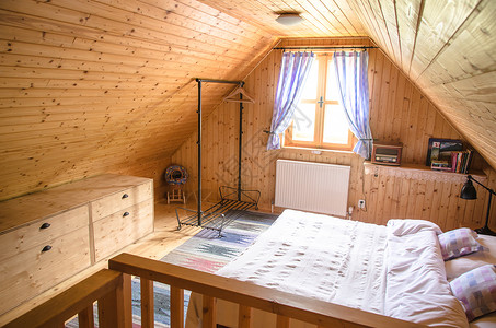 木制小屋内的乡村卧室图片