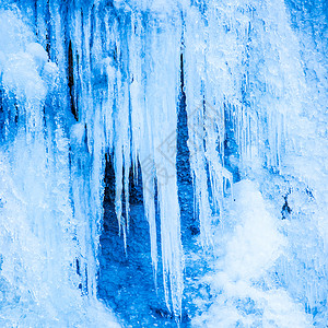 岩石上的蓝色冰柱结冰的瀑布图片