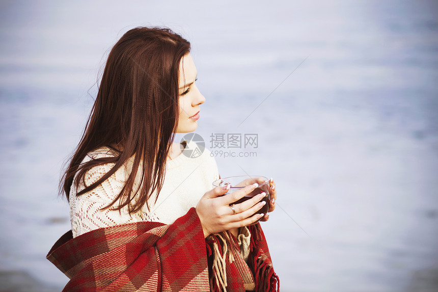 窗外的布蕾特女郎检查花样喝茶和往湖边图片