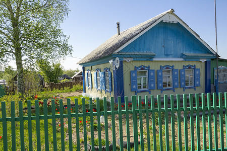 用木栅栏围起来的整洁的乡村小屋背景图片